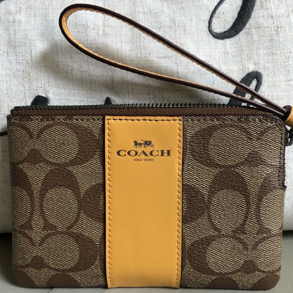 Coach Wristlet 💕👜💫